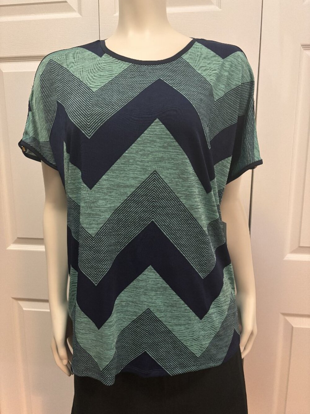 Lavish Chevron Cold Shoulder Top Medium NWT Blue Teal Geometric Stretch